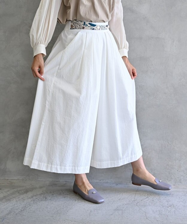 muuc 〈心地よいコットン・シアサッカー生地〉筆記帳刺繍ベルトデザイン切り替え 後ろゴム有り フレアーパンツ ホワイト