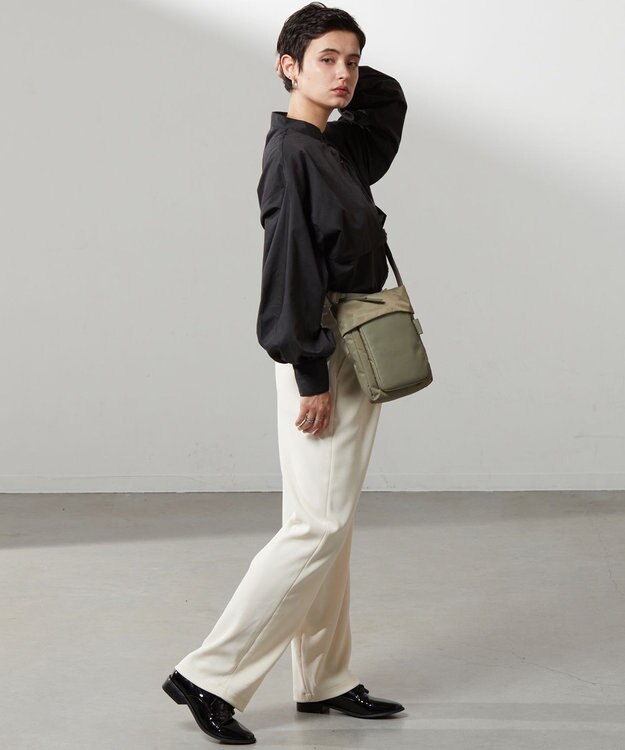 Y'SACCS リサイクルナイロン×カウレザー ラップポシェット グレージュ