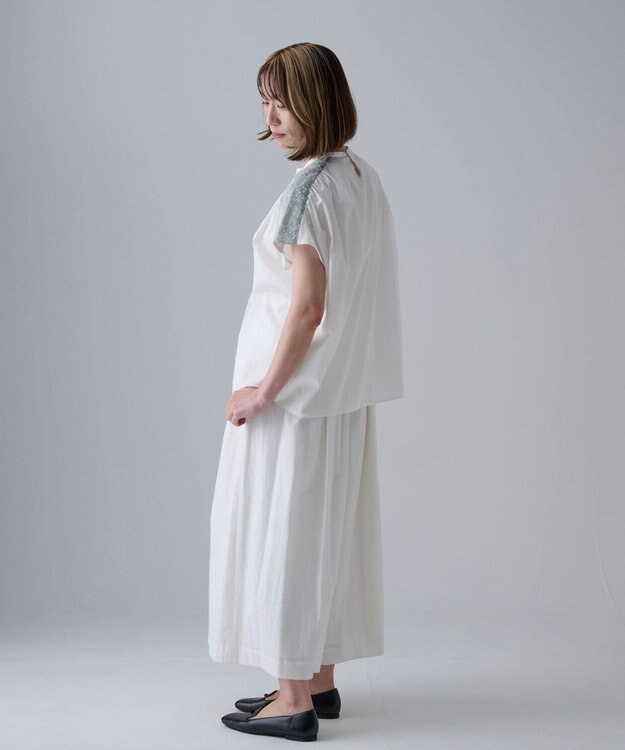 muuc 〈遠州織物の工場で織られた上質な涼しいコットン生地〉イラカ刺繍 フロントタック フレンチスリーブ ブラウス ホワイト×ブルー