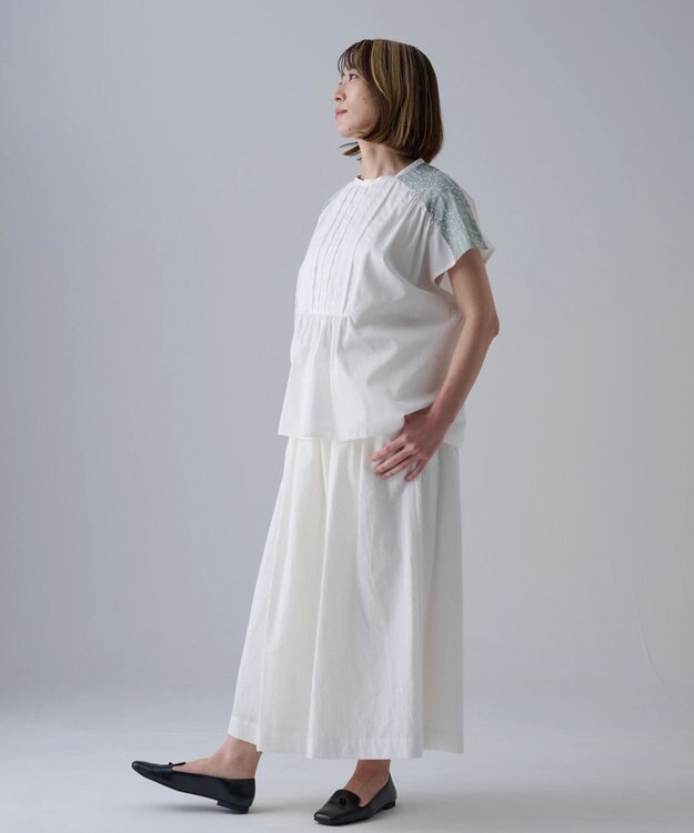 muuc 〈遠州織物の工場で織られた上質な涼しいコットン生地〉イラカ刺繍 フロントタック フレンチスリーブ ブラウス ホワイト×ブルー