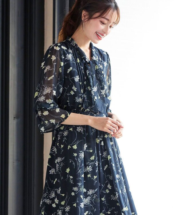 Tiaclasse L 【洗える】程良い透け感のプリントボウタイワンピース ネイビー