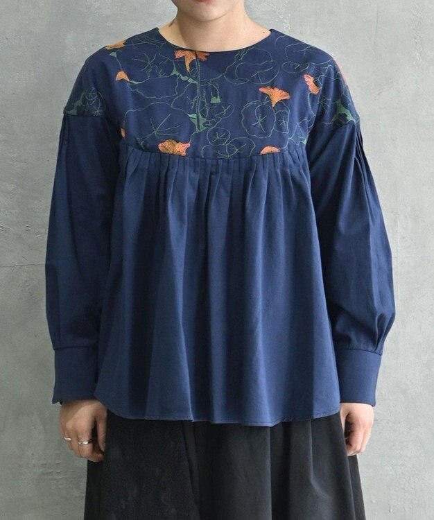 muuc 〈遠州織物の工場で作られた上質なコットンウール生地〉ナタチュウムの花刺繍 プルオーバーブラウス