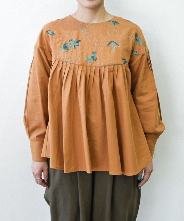 muuc 〈遠州織物の工場で作られた上質なコットンウール生地〉ナタチュウムの花刺繍 プルオーバーブラウス イエローオレンジ