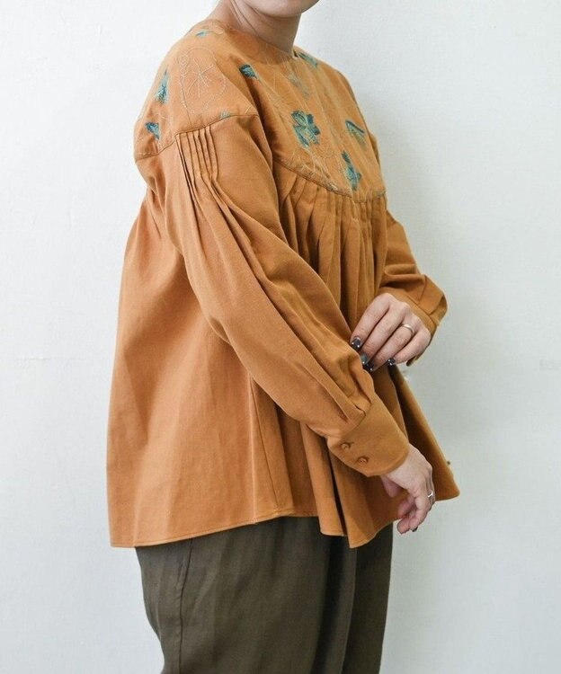 muuc 〈遠州織物の工場で作られた上質なコットンウール生地〉ナタチュウムの花刺繍 プルオーバーブラウス イエローオレンジ