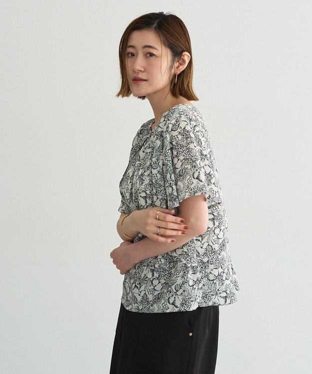 YECCA VECCA ラインフルーツ柄ラッフルブラウス Black