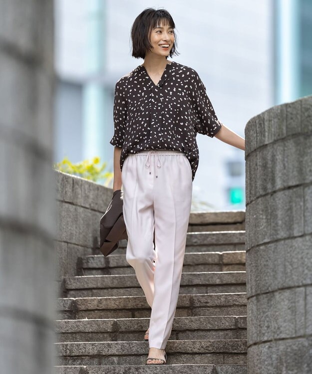 ICB L 【新色追加・洗える】 FluidBackSatin ドロストパンツ ピンクベージュ系