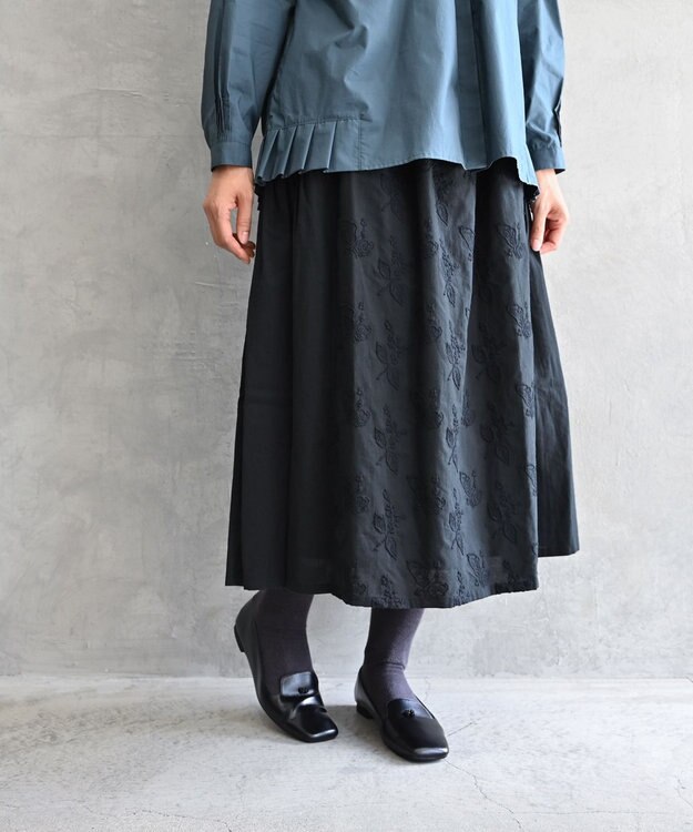 muuc 〈コットン100%〉〈綿ローン生地〉〈ふんわり柔らかな肌触り〉梅小花刺繍 ギャザースカート ブラック