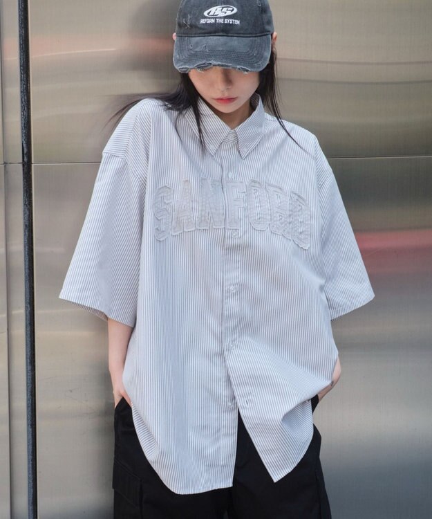 WEGO 【ユニセックス着用ITEM】オックスフォードダメージアップリケシャツ（SS） グレーストライプ