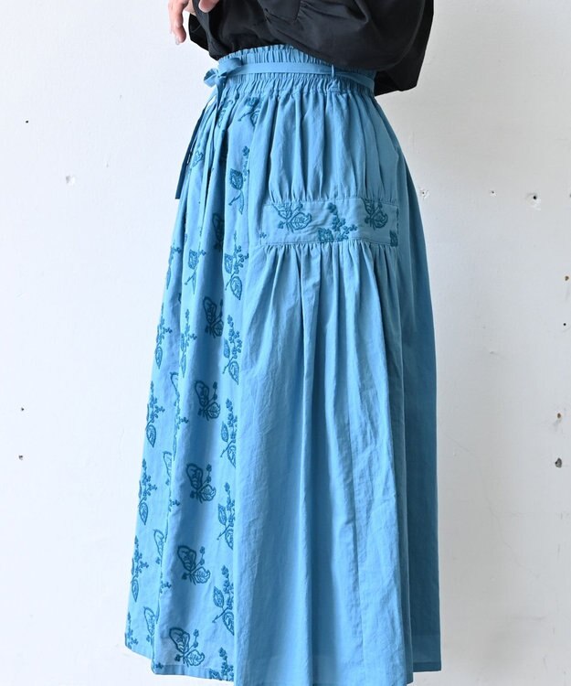 muuc 〈コットン100%〉〈綿ローン生地〉〈ふんわり柔らかな肌触り〉梅小花刺繍 ギャザースカート ブルー