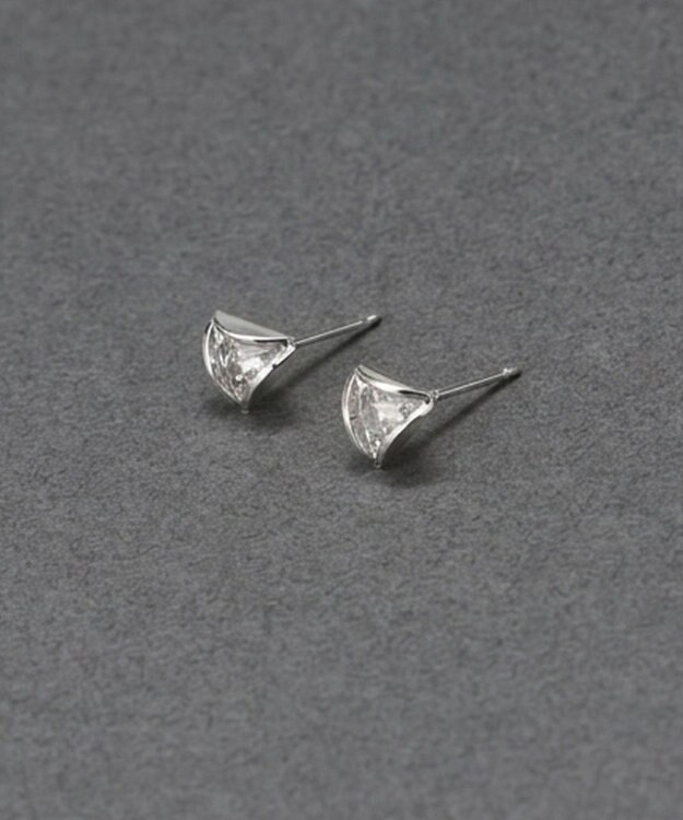 Phoebe 〈金属アレルギー対応〉モダントライアングルピアス　シルバー/ニッケルフリー シルバー