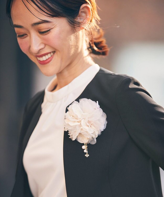 ANY SIS 【チャーム付き】エアリーフラワー コサージュ アイボリーベージュ