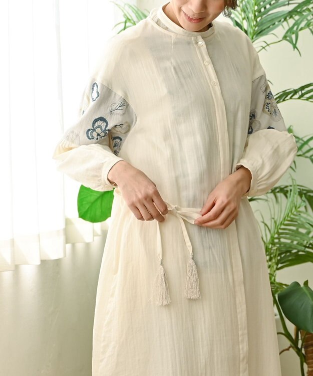 muuc 〈遠州織物の工場で作られた上質なコットン生地〉〈2WAY〉ビオラ刺繍 タッセル付きウエスト紐あり シェルボタン使用 ノーカラー 羽織り＆ワンピースドレス アイボリー