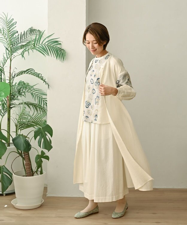 muuc 〈遠州織物の工場で作られた上質なコットン生地〉〈2WAY〉ビオラ刺繍 タッセル付きウエスト紐あり シェルボタン使用 ノーカラー 羽織り＆ワンピースドレス アイボリー