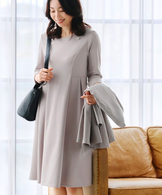 Tiaclasse 【UVカット・吸水速乾】 “きれい見え” カットソータックフレアワンピース グレージュ