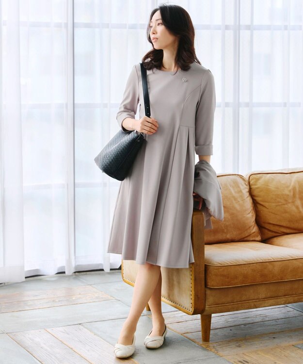 Tiaclasse 【UVカット・吸水速乾】 “きれい見え” カットソータックフレアワンピース グレージュ