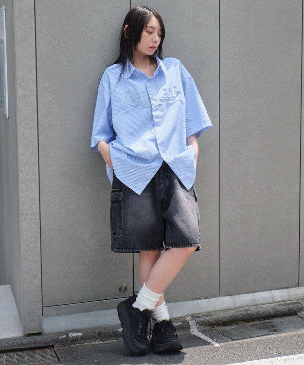 WEGO 【ユニセックス着用ITEM】オックスフォードダメージアップリケシャツ（SS） ブルーストライプ