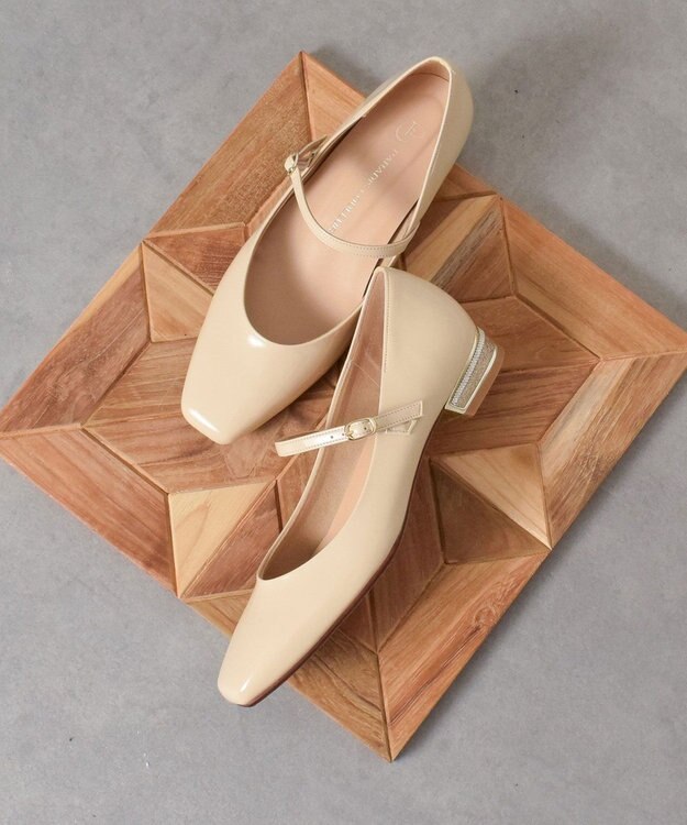 Bridget Birkin 【PARADIS COULEUR】スクエアトウビジューレーンパンプス ベージュエナメル