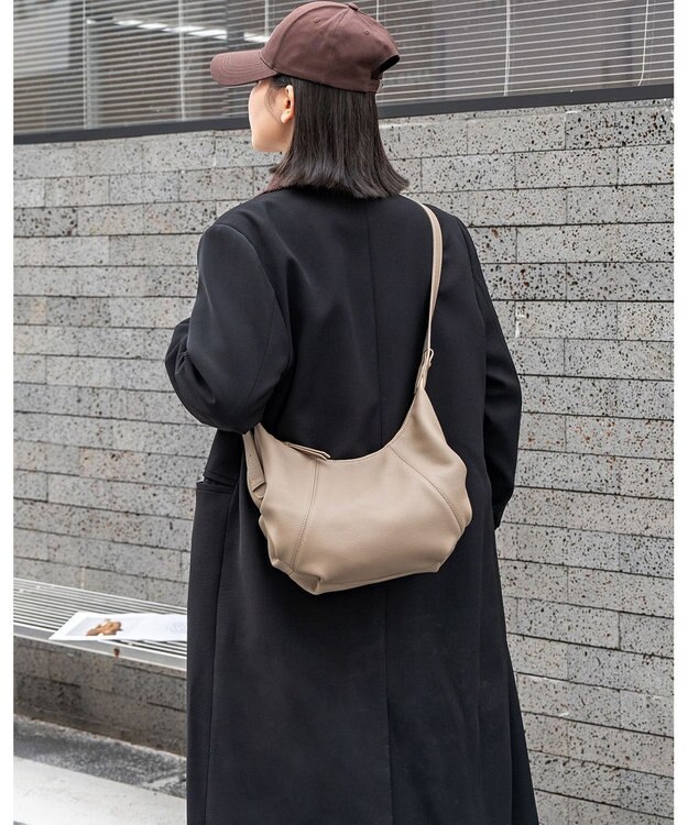 style code 【ペットボトル収納可能】[Lyrss/リルス] 牛革 ショルダーバッグ グレージュ