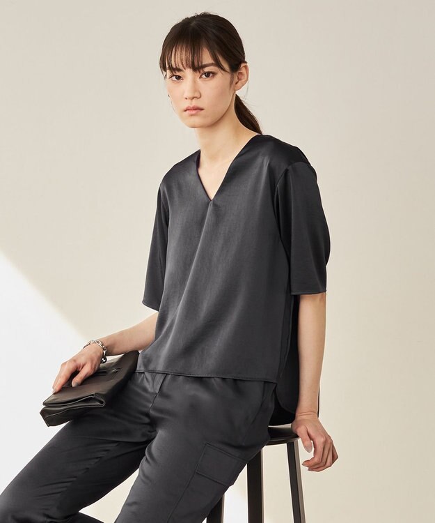 ICB 【WEB限定カラーあり・洗える】Calm Vネックブラウス チャコールグレー系