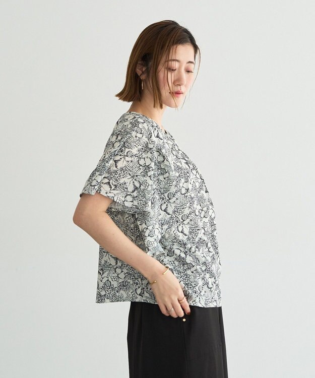 YECCA VECCA ラインフルーツ柄ラッフルブラウス Black