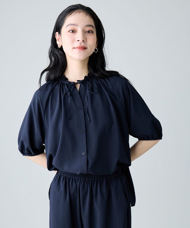 ANY 楽映えフリルネックブラウス（セットアップ着用可） ネイビー