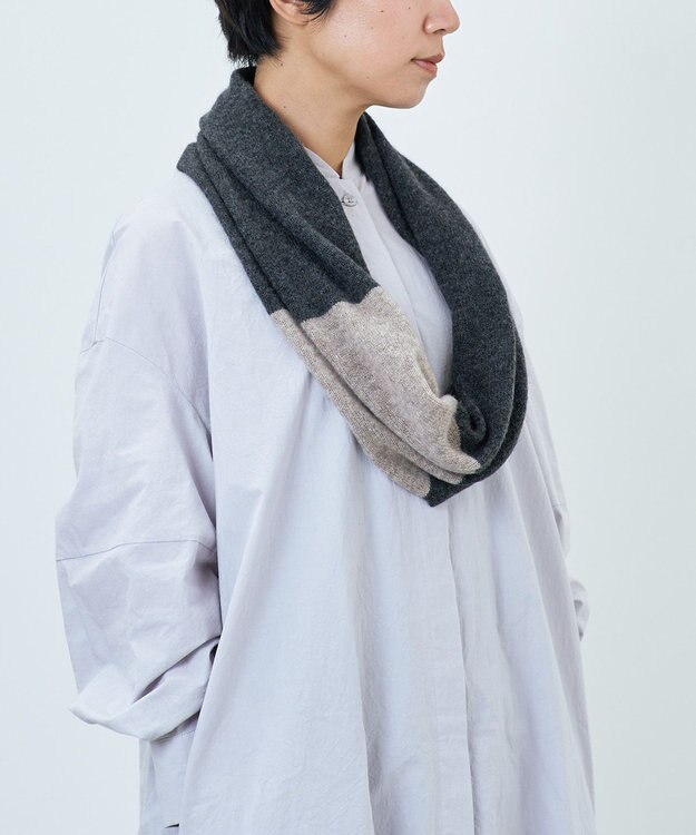 AND WOOL 〈上質な素材と手仕事から生まれたニット〉ホワイトカシミヤ100％のスヌード　（ツートンカラー） チャコール×ベージュ