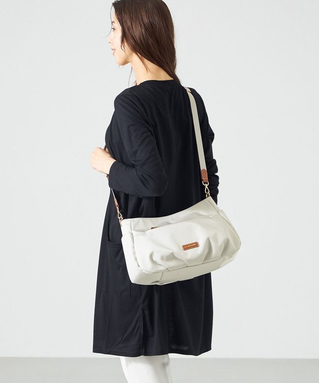 LA BAGAGERIE ポリエステルキャンバス　タックショルダー アイボリー