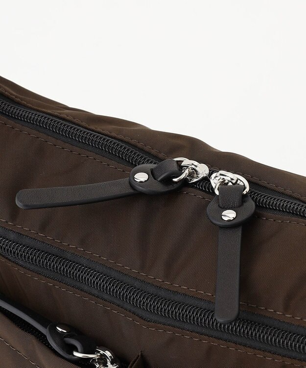 Y'SACCS トリプルポケットベーシックショルダー チョコ