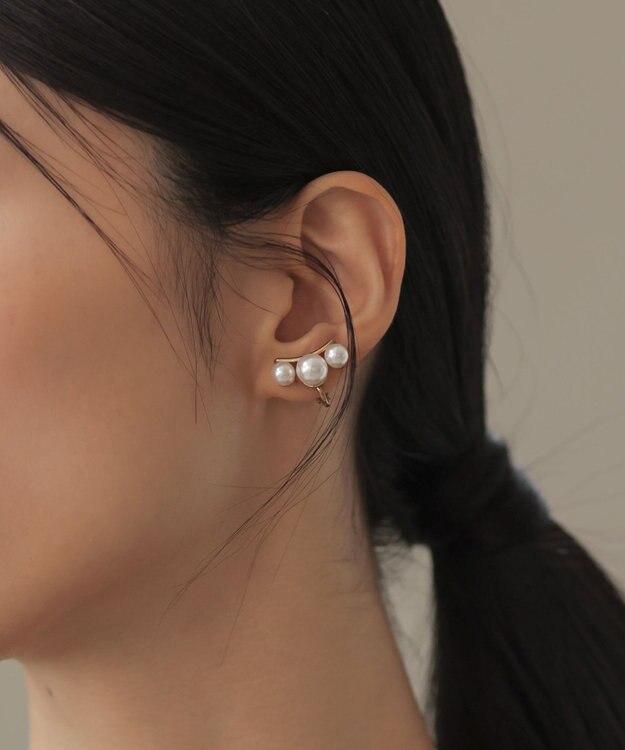 組曲 スリーフェイクパールイヤリング ゴールド系