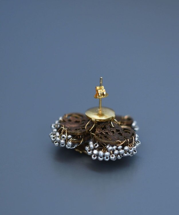 monshiro シュウメイギクビジュー ピアス ホワイト×シルバー