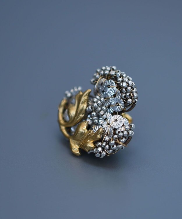 monshiro シュウメイギクビジュー ピアス ホワイト×シルバー