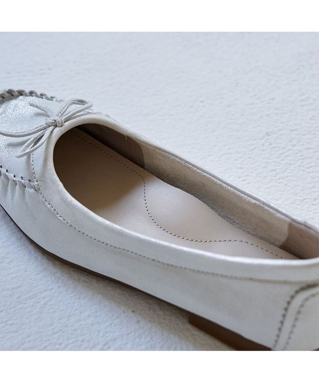 ing <ing>リボンモカシンシューズ シルバー