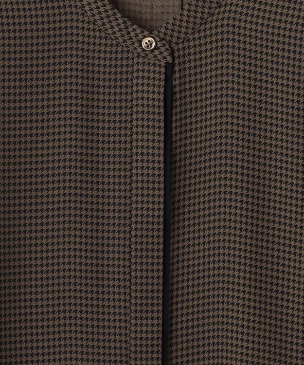 ICB L 【接触冷感・UVケア・速乾・洗える】BackSatinAmunzen バンドカラーブラウス コーヒーベース柄系