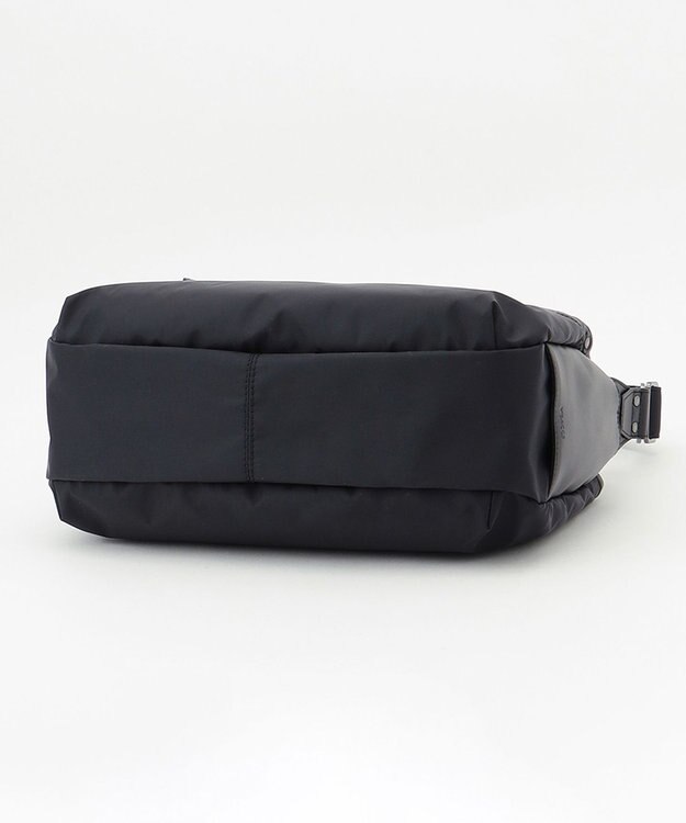 Y'SACCS 【ナイロンタフタ×リサイクルレザー】デイリーショルダー　Mサイズ ブラック