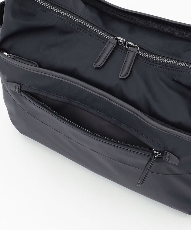 Y'SACCS 【ナイロンタフタ×リサイクルレザー】デイリーショルダー　Mサイズ ブラック