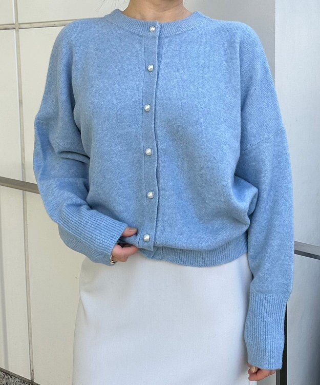UNFILO 【新色追加/洗える】ふわふわニット パールボタンカーディガン [NEW]サックス