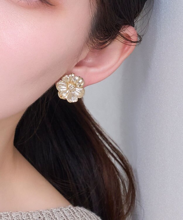 Phoebe フレグラントフラワーメタルイヤリング ゴールド