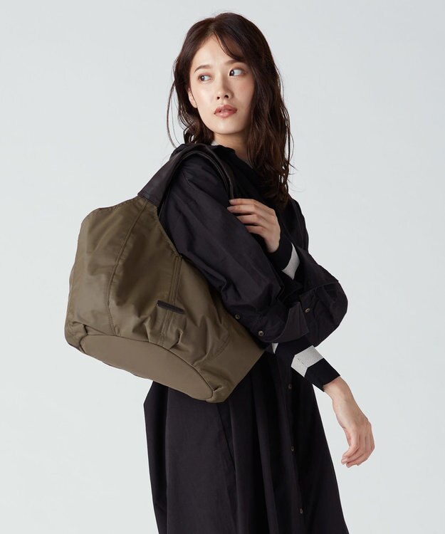 Y'SACCS リサイクルナイロン　ふんわりトート　Mサイズ カーキ