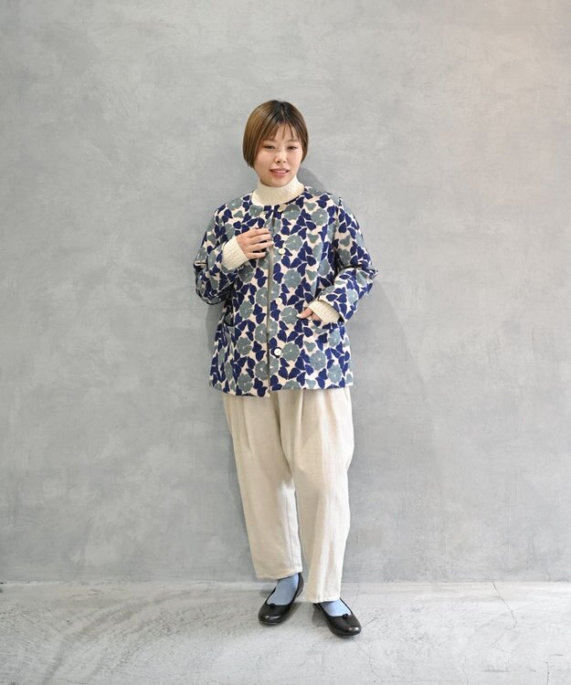 muuc 〈特別感溢れる全面刺繍〉庭椿の刺繍 ノーカラーショートコート 吸湿発熱 日本製 軽く希少な限定素材 ベージュブルー