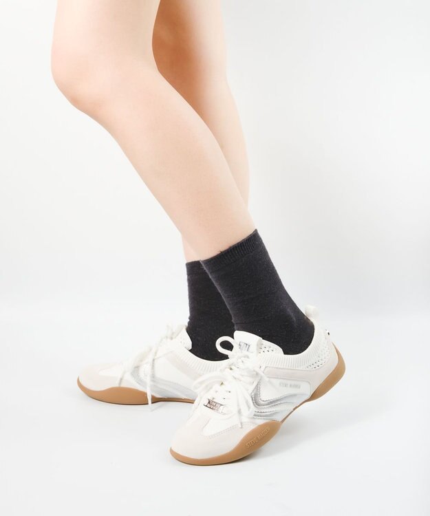 STEVE MADDEN BISCOTTI レトロコートニットスニーカー ホワイトシルバー