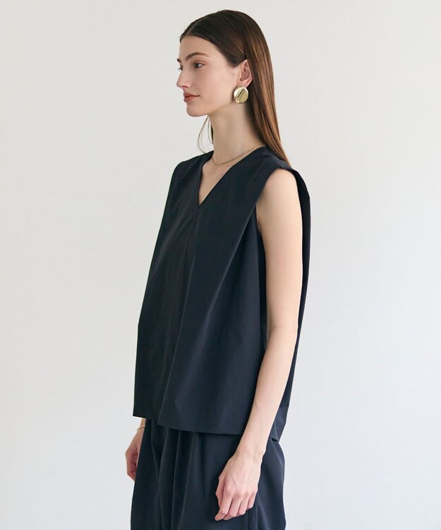 BEIGE， YANN / Vネックタックブラウス Black