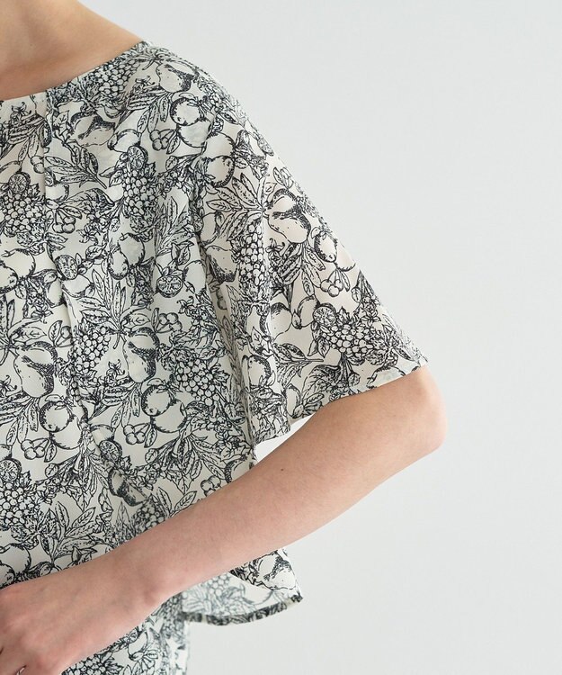 YECCA VECCA ラインフルーツ柄ラッフルブラウス Black