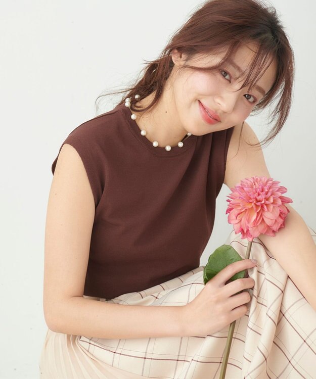 Feroux 【接触冷感】パール付きノースリーブ ニット ダークブラウン系