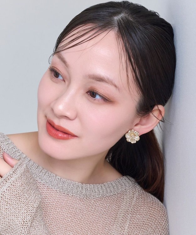 Phoebe フレグラントフラワーメタルイヤリング ゴールド