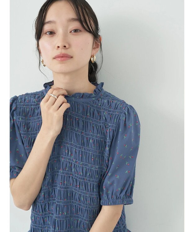 earth music&ecology 花柄パフスリシャーリングブラウス Navy