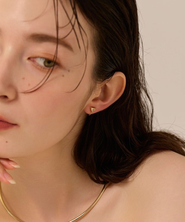 Phoebe 〈金属アレルギー対応/痛くないシリーズ〉モダントライアングルライトフィットイヤリング　ゴールド/ニッケルフリー ゴールド