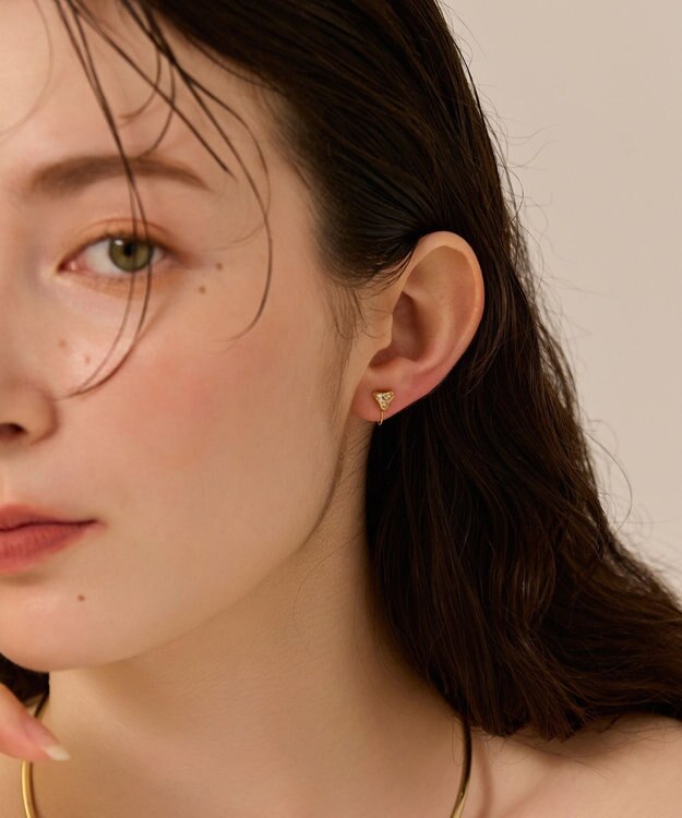 Phoebe 〈金属アレルギー対応/痛くないシリーズ〉モダントライアングルライトフィットイヤリング　ゴールド/ニッケルフリー ゴールド