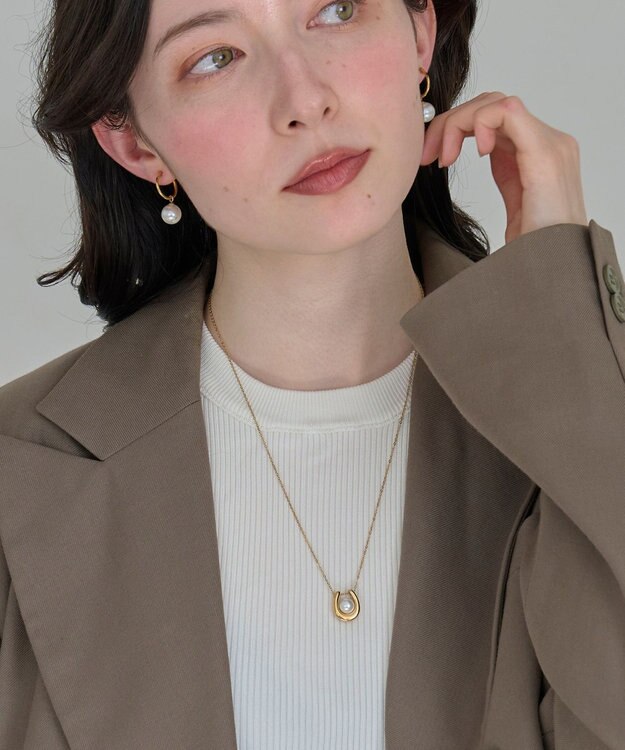 Phoebe 〈金属アレルギー対応〉メタリックパールホースシューネックレス　ゴールド　ステンレス/馬蹄/蹄鉄/ラッキーモチーフ/ギフト/プレゼント/大ぶり ゴールド
