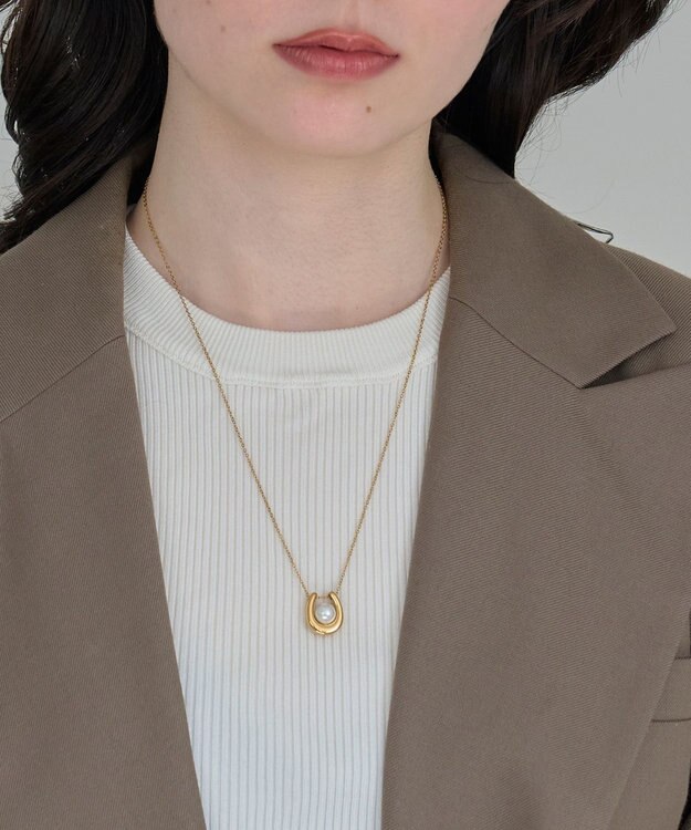 Phoebe 〈金属アレルギー対応〉メタリックパールホースシューネックレス　ゴールド　ステンレス/馬蹄/蹄鉄/ラッキーモチーフ/ギフト/プレゼント/大ぶり ゴールド