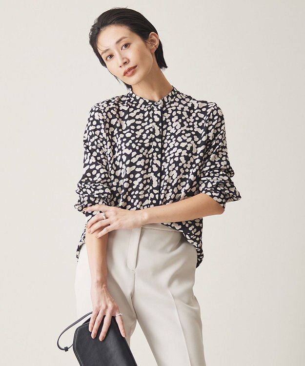 ICB 【WEB限定カラーあり・速乾・洗える】BackSatinAmunzen バンドカラーブラウス ブラック柄系